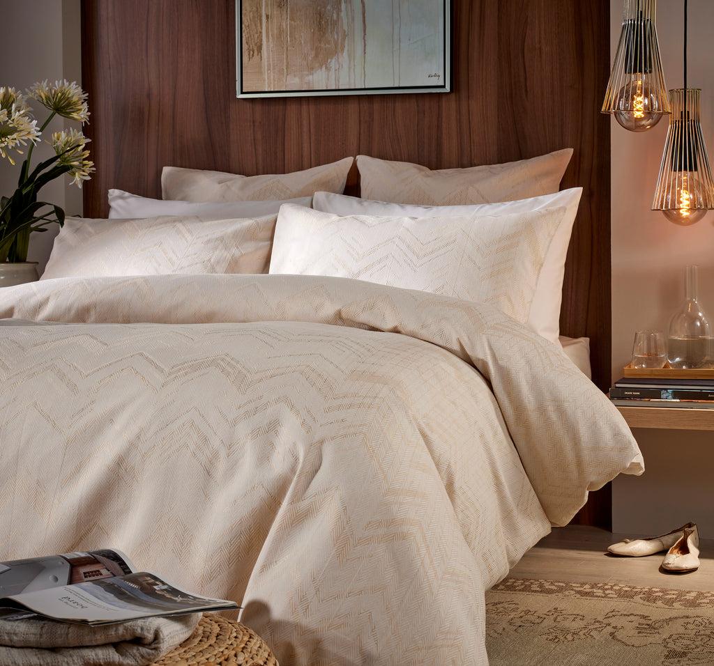 Luton-Luxeside1-Vantona-bedding-hotelbedding-luxurybedding-goldbedding-luxebedding-Vantonabedding-bedlinen-duvet-premiumbedding-bestbeddingbrands.