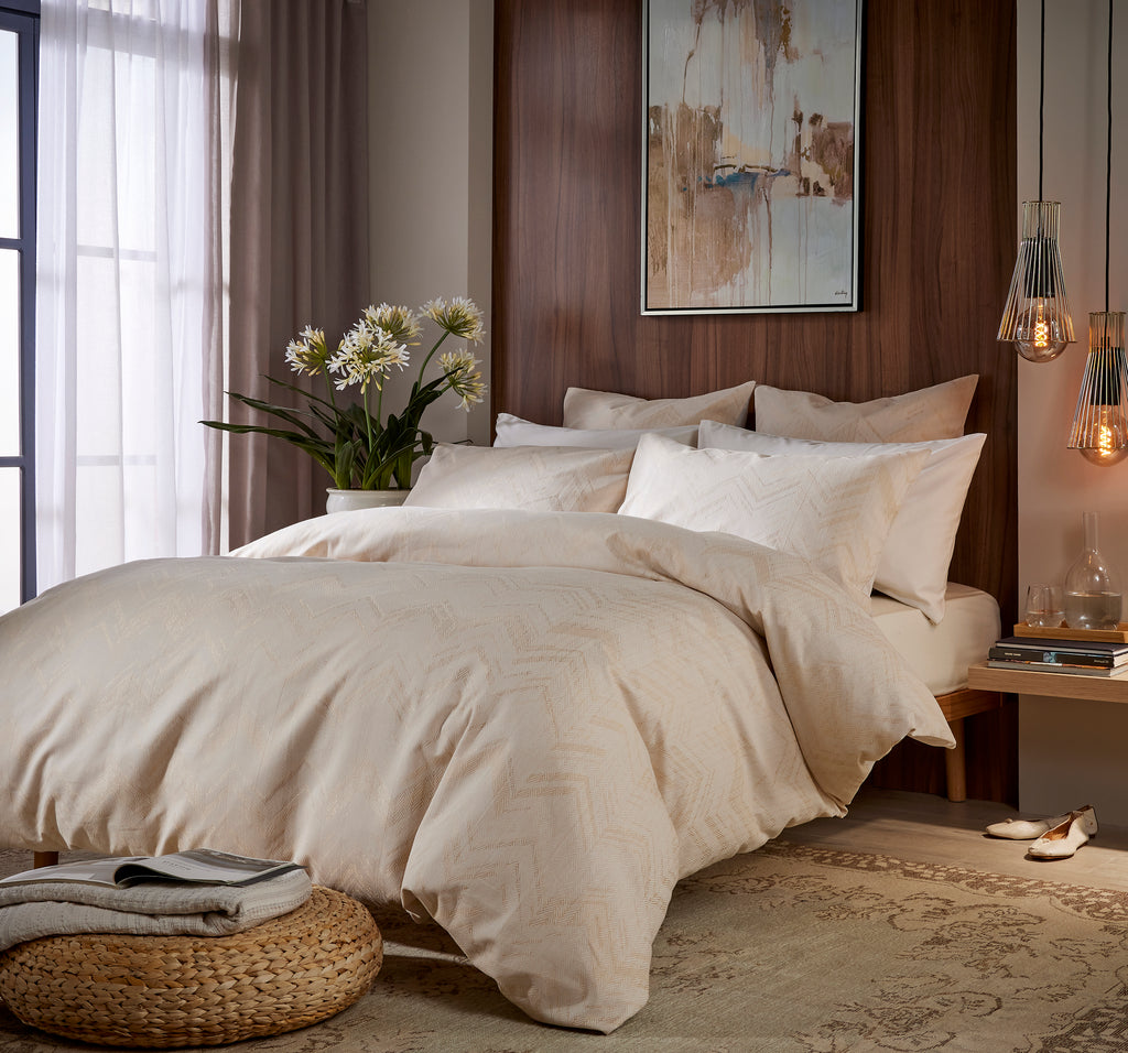 Luton-Luxeside1-Vantona-bedding-hotelbedding-luxurybedding-goldbedding-luxebedding-Vantonabedding-bedlinen-duvet-premiumbedding-bestbeddingbrands.